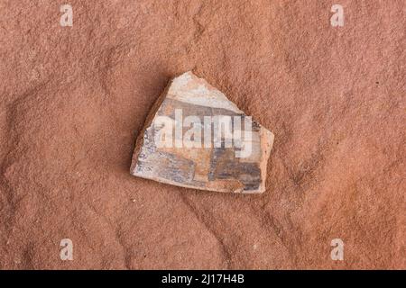 Ein polychromer Scherben, der von dem alten 1.000 Jahre alten Ancestral Puebloan Lagerspeicher in Mule Canyon auf Cedar Mesa in der Shash Jaa Unit der Bea gefunden wurde Stockfoto