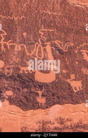 Puebloan Ureinwohner-Felskunst auf dem dunklen, wüstenlackierten Sandstein im Mill Creek Canyon in der Nähe von Moab, Utah. Diese Petroglyphen sind 800 Stockfoto
