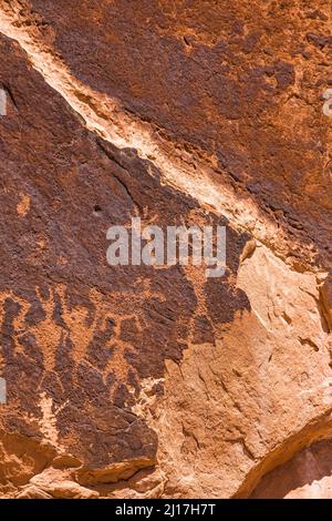 Das Moab man Panel ist ein großes Fremont Culture Rock Art Panel der Ureinwohner Amerikas im Mill Creek Canyon in der Nähe von Moab, Utah. Diese Petroglyphen sind 800 bis 100 Stockfoto