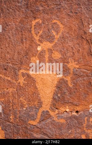 Das Moab man Panel ist ein großes Fremont Culture Rock Art Panel der Ureinwohner Amerikas im Mill Creek Canyon in der Nähe von Moab, Utah. Diese Petroglyphen sind 800 bis 100 Stockfoto