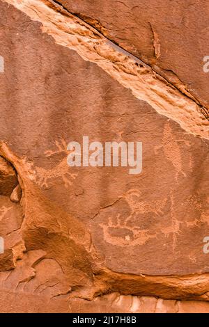 Das Moab man Panel ist ein großes Fremont Culture Rock Art Panel der Ureinwohner Amerikas im Mill Creek Canyon in der Nähe von Moab, Utah. Diese Petroglyphen sind 800 bis 100 Stockfoto