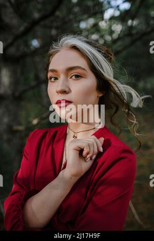 Schöne Frau in rotem Kleid in der Natur Stockfoto