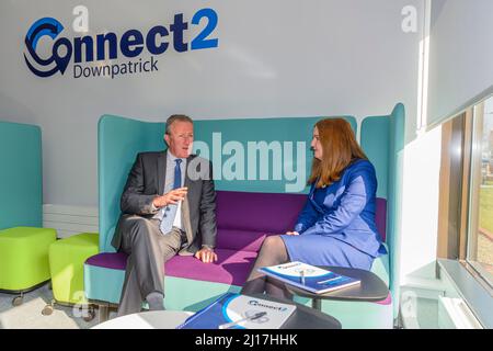 Rathkeltair House, Downpatrick, 23. März 2022 - die Finanzministerin Conor Murphy (Sinn Fein) und die Leiterin des öffentlichen Dienstes der US-Regierung, Jane Brady, starten den neuen Connect 2 Hub, mit dem Mitarbeiter des öffentlichen Dienstes in einer flexiblen, hochmodernen Büroumgebung arbeiten können. Stockfoto