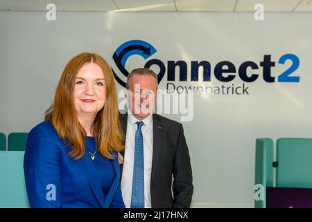 Rathkeltair House, Downpatrick, 23. März 2022 - die Finanzministerin Conor Murphy (Sinn Fein) und die Leiterin des öffentlichen Dienstes der US-Regierung, Jane Brady, starten den neuen Connect 2 Hub, mit dem Mitarbeiter des öffentlichen Dienstes in einer flexiblen, hochmodernen Büroumgebung arbeiten können. Stockfoto