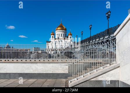 Moskau. Russland. Blick auf die Kathedrale von Christus dem Erlöser und die Patriarchalbrücke Stockfoto