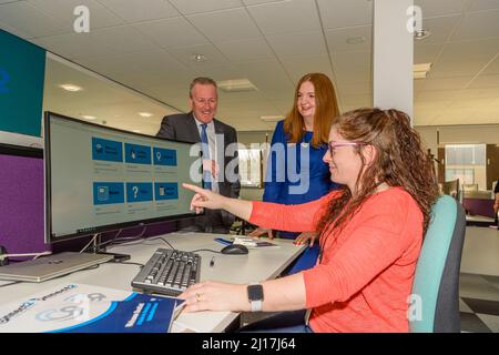 Rathkeltair House, Downpatrick, 23. März 2022 - die Finanzministerin Conor Murphy (Sinn Fein) und die Leiterin des öffentlichen Dienstes der US-Regierung, Jane Brady, starten den neuen Connect 2 Hub, mit dem Mitarbeiter des öffentlichen Dienstes in einer flexiblen, hochmodernen Büroumgebung arbeiten können. Stockfoto