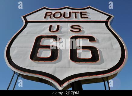 Vor dem National Route 66 Museum in Elk City, Oklahoma, steht ein überdimensionales Straßenschild der Route 66. Stockfoto
