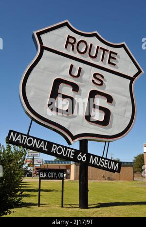 Vor dem National Route 66 Museum in Elk City, Oklahoma, steht ein überdimensionales Straßenschild der Route 66. Stockfoto