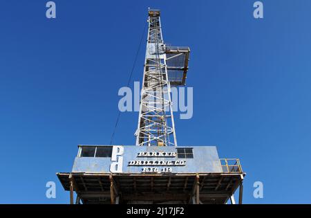 Die rekonstruierte Parker Drilling Company Rig 114 überragt Elk City, Oklahoma. Heute eine Touristenattraktion, war es eines der höchsten Rigs der Welt. Stockfoto