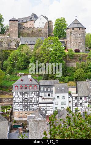 Deutschland, Nordrhein-Westfalen, Monschau, Fachwerkhäuser vor Schloss Monschau Stockfoto