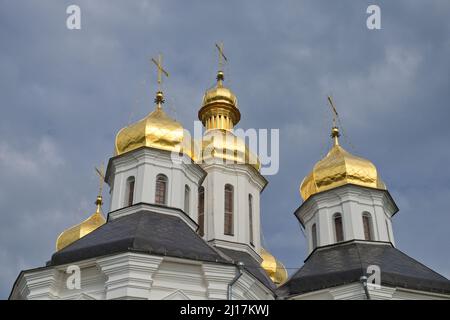 Vergoldete Kuppeln einer alten orthodoxen Kirche gegen den Himmel. Stockfoto