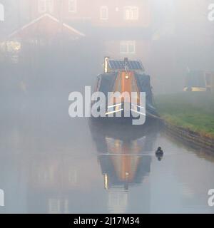 Misty am frühen Morgen auf den Trent und Mersey Canal eine britische Wasserwege Canal in der Nähe von Handsacre in Staffordshire, gedämpftes Licht Formen der Natur, so Stockfoto