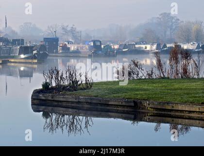 Foto Trent und Mersey eine britische Wasserwege angezeigt, Canal Basin im Kings Bromley, in Staffordshire zeigt eine leichte Formen der Natur auf Th gespiegelt Stockfoto