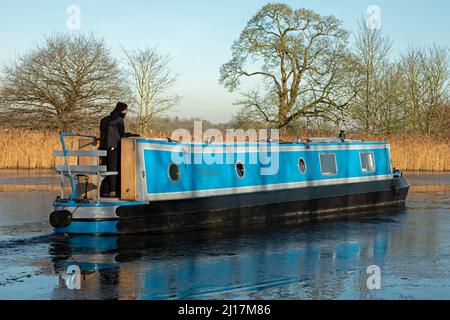 Landschaftlich reizvolle Landschaft von Schmalbooten, die im Winter am Staffordshire & Worcester Kanal in der Nähe der Tixall-Schleuse westlich der Great Haywood Junction in Staffordsh festgemacht wurden Stockfoto