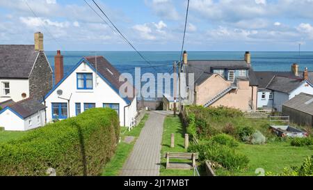 Farbfoto vom Strand zurück zu den Häusern und dem Dorf des beliebten Badeortes Tresaith in Cardigan Bay West Wa Stockfoto