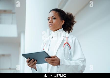 Arzt mit Tablet-Computer in der medizinischen Klinik Stockfoto