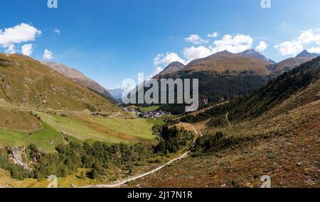Venter Tal im Sommer mit Dorf im fernen Hintergrund Stockfoto