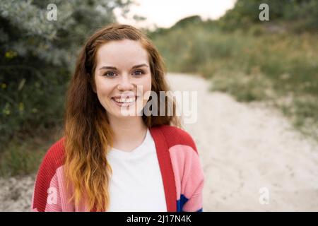 Lächelnd schöne junge Frau mit langen Haaren Stockfoto