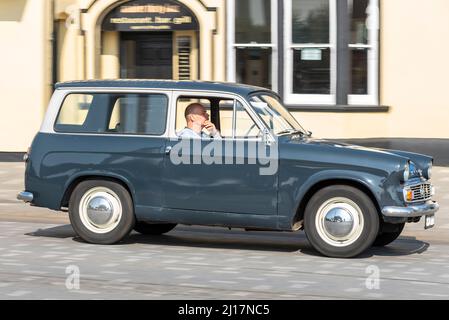 Hillman Husky Oldtimer fährt entlang der Marine Parade in Southend on Sea, Essex, Großbritannien. 1960s Vintage Estate Version der Minx Limousine Stockfoto