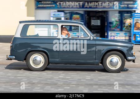 Hillman Husky Oldtimer fährt entlang der Marine Parade in Southend on Sea, Essex, Großbritannien. 1960s Vintage Estate Version der Minx Limousine Stockfoto