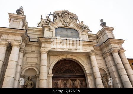 Collegno,Italien,Europa - 21. Juli 2019 : Detail der Eingangstür von Certosa reale in Collegno Stockfoto