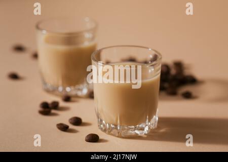 Kurze Gläser Irish Cream Liquor oder Coffee Liqueur mit Kaffeebohnen. Dekorationen für den Winterurlaub Stockfoto