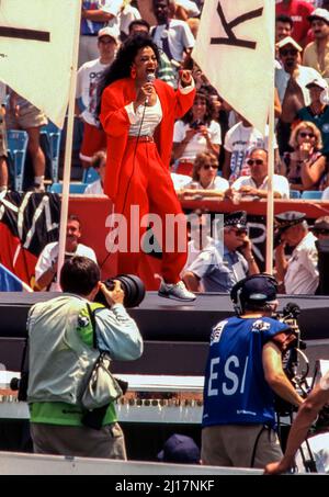 Diana Ross tritt bei der FIFA Fußball-Weltmeisterschaft 1994 in Chicago auf Stockfoto
