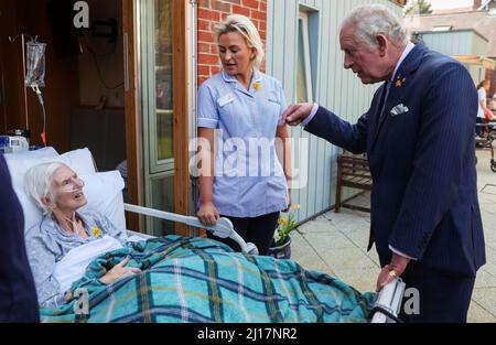 Der Prinz von Wales, die Schutzpatronin von Marie Curie, trifft Patienten während eines Besuchs in einem Marie-Curie-Hospiz in Belfast, um am zweiten Tag seines zweitägigen Besuchs in Nordirland an diejenigen zu erinnern, die während der covid Pandemie ums Leben gekommen sind. Bilddatum: Mittwoch, 23. März 2022. Stockfoto