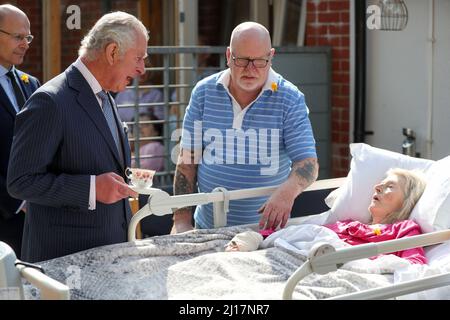 Der Prinz von Wales, die Schutzpatronin von Marie Curie, trifft Patienten während eines Besuchs in einem Marie-Curie-Hospiz in Belfast, um am zweiten Tag seines zweitägigen Besuchs in Nordirland an diejenigen zu erinnern, die während der covid Pandemie ums Leben gekommen sind. Bilddatum: Mittwoch, 23. März 2022. Stockfoto