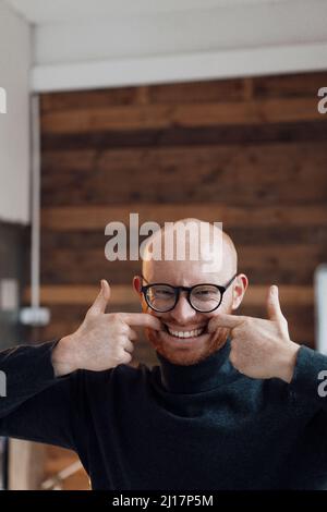 Geschäftsmann macht lustige Gesicht im Büro Stockfoto