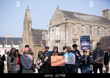 Edinburgh. Schottland, Großbritannien. 23. März 2022. März NUS Scotland Student Housing Rally im schottischen Parlament. Edinburgh. Schottland. Die Kundgebung findet statt, da jüngste Untersuchungen ergeben haben, dass die Studentenmieten in den letzten drei Jahren in Schottland um 34 % gestiegen sind, wobei 12 % der Studenten während ihres Studiums Obdachlosigkeit erfahren haben. Pic Credit: Pako Mera/Alamy Live News Stockfoto