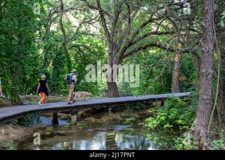 Seniorenpaar zu Fuß mit Hund im Urlaub, Nationalpark Krka, Sibenik-Knin, Kroatien Stockfoto