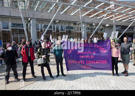 Edinburgh. Schottland, Großbritannien. 23. März 2022. März NUS Scotland Student Housing Rally im schottischen Parlament. Edinburgh. Schottland. Die Kundgebung findet statt, da jüngste Untersuchungen ergeben haben, dass die Studentenmieten in den letzten drei Jahren in Schottland um 34 % gestiegen sind, wobei 12 % der Studenten während ihres Studiums Obdachlosigkeit erfahren haben. Pic Credit: Pako Mera/Alamy Live News Stockfoto