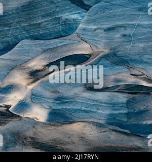 Naturfoto der Meeresgeologie, das zufällige Muster, Textur und Form zeigt, mit einer subtilen Farbpalette in einem halbabstrakten Stil auf Cardigan Bay Stockfoto