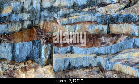 Naturfoto der Meeresgeologie, das zufällige Muster, Textur und Form zeigt, mit einer subtilen Farbpalette in einem halbabstrakten Stil auf Cardigan Bay Stockfoto