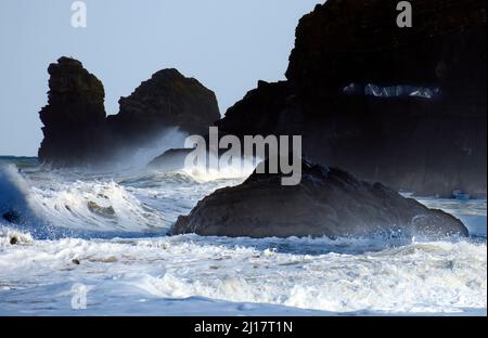 Blick auf die Küste nach Norden entlang einer stürmischen Küste, wo sie auf die felsige Felswand trifft, die von Penbryn Beach Cardigan Bay West Wales aus betrachtet wird. Stockfoto