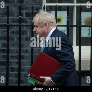 Downing Street, London, Großbritannien. 23. März 2022. Premierminister Boris Johnson verlässt die Downing Street 10, um an den wöchentlichen Fragen der Premierminister im Parlament teilzunehmen, am Tag, an dem Chancellor Rishi Sunak die Frühjahrserklärung abgibt. Quelle: Malcolm Park/Alamy Live News. Stockfoto