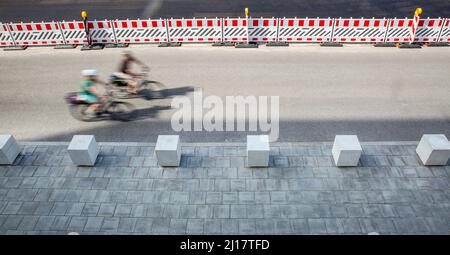 Deutschland, Bayern, München, zwei Radfahrer in Bewegung Stockfoto