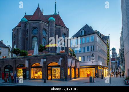 Deutschland, Bayern, München, Geschäfte vor der Peterskirche in der Abenddämmerung Stockfoto