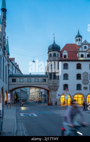 Deutschland, Bayern, München, Straße vor dem Münchner Spielzeugmuseum in der Abenddämmerung Stockfoto
