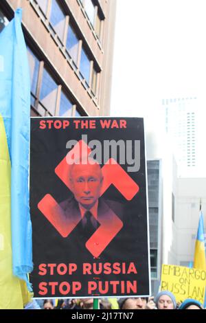 Stop the war Stop Russia Stop Putin pro-ukrainisches Protestschild mit Hakenkreuz am Daley Plaza in Chicago Stockfoto