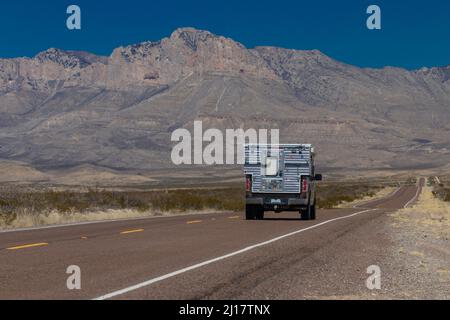 Camper fahren in Richtung Guadalupe Mountains National Park im Nordwesten von Texas an der Grenze zu New Mexico. Stockfoto