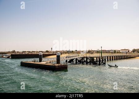 Pier und Strand auf der Insel Culatra, Bezirk Faro, Algarve, Portugal Stockfoto