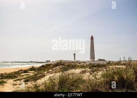 Strand, Dünen und Leuchtturm auf Farol Island, Faro District, Algarve, Portugal Stockfoto