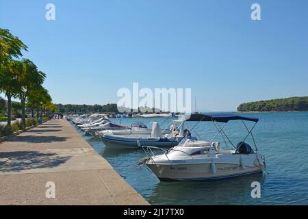 Punat, Kroatien - 5.. September 2021. Die Marina in Punat auf der Insel Krk in der Gespanschaft Primorje-Gorski Kotar im Westen Kroatiens Stockfoto