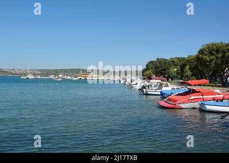 Punat, Kroatien - 5.. September 2021. Die Marina in Punat auf der Insel Krk in der Gespanschaft Primorje-Gorski Kotar im Westen Kroatiens Stockfoto