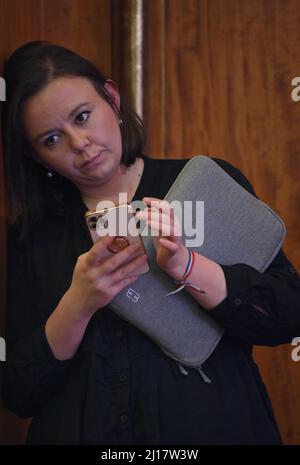 Sarah Knafo nahm an der Pressekonferenz von Eric Zemmour Teil, um sein politisches Programm vor der ersten Runde der französischen Präsidentschaftswahlen vom 10. April am 23. März 2022 in Paris vorzustellen. Foto von Christian Liewig/ABACAPRESS.COM Stockfoto