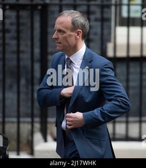 Downing Street, London, Großbritannien. 23. März 2022. Dominic Raab MP, stellvertretender Premierminister, Lordkanzler, Staatssekretär für Justiz, in der Downing Street zu wöchentlichen Kabinettssitzung. Quelle: Malcolm Park/Alamy Live News. Stockfoto