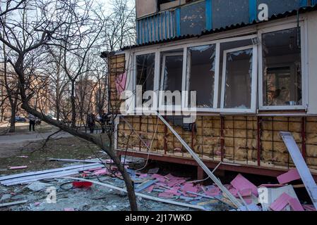 Kiew, Maine, Ukraine. 23. März 2022. Ein beschädigtes Wohnhaus in Kiew, wo eine russische Muschel landete. (Bild: © Seth Sidney Berry/ZUMA Press Wire) Bild: ZUMA Press, Inc./Alamy Live News Stockfoto