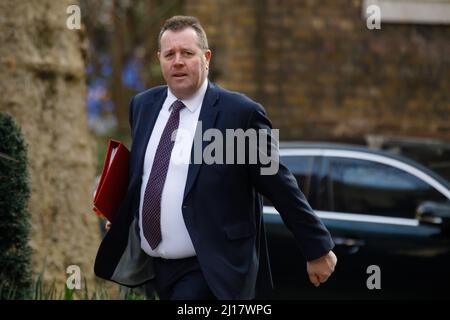 Downing St. London, Großbritannien. 23.. März 2022.der Abgeordnete Mark Spencer, Lord President of the Council, Vorsitzender des Unterhauses, kommt heute Morgen in der Downing Street 10 zur Kabinettssitzung an. Chris Aubrey/Alamy Live News Stockfoto